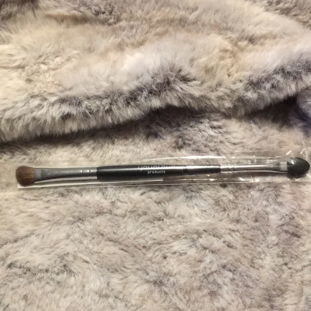 Younique angled shadow/sponge brush